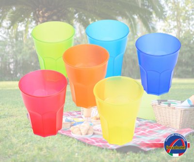 Tavole allegre e colorate con i bicchieri in plastica riutilizzabili